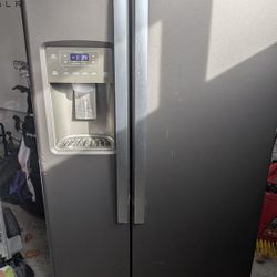 
❄️ For Sale: 2021 GE Side-by-Side Refrigerator - $775 ❄️