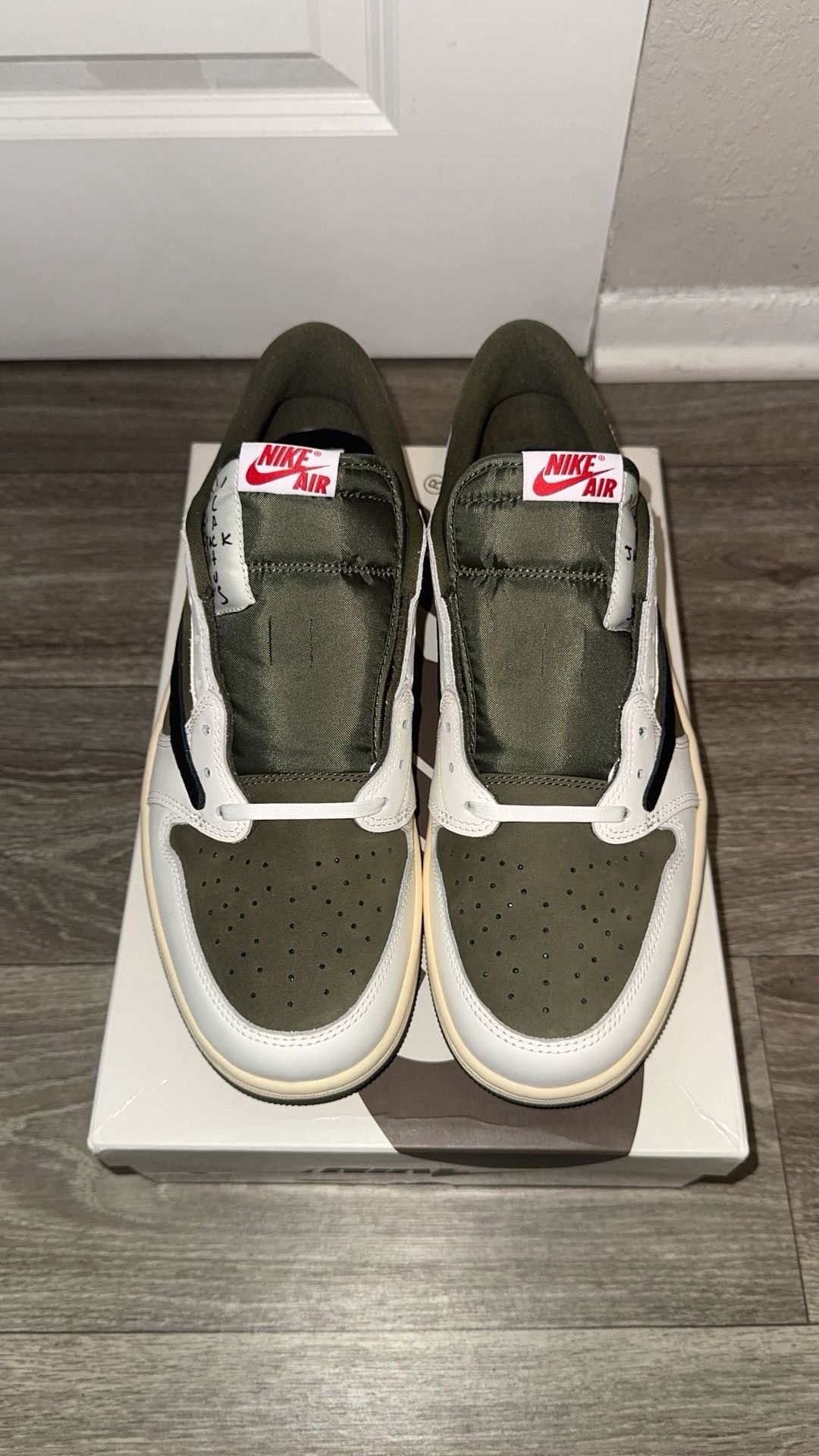 Jordan 1 Travis Scott