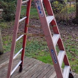 WERNER 6 FT FIBERGLASS LADDER 300 LB