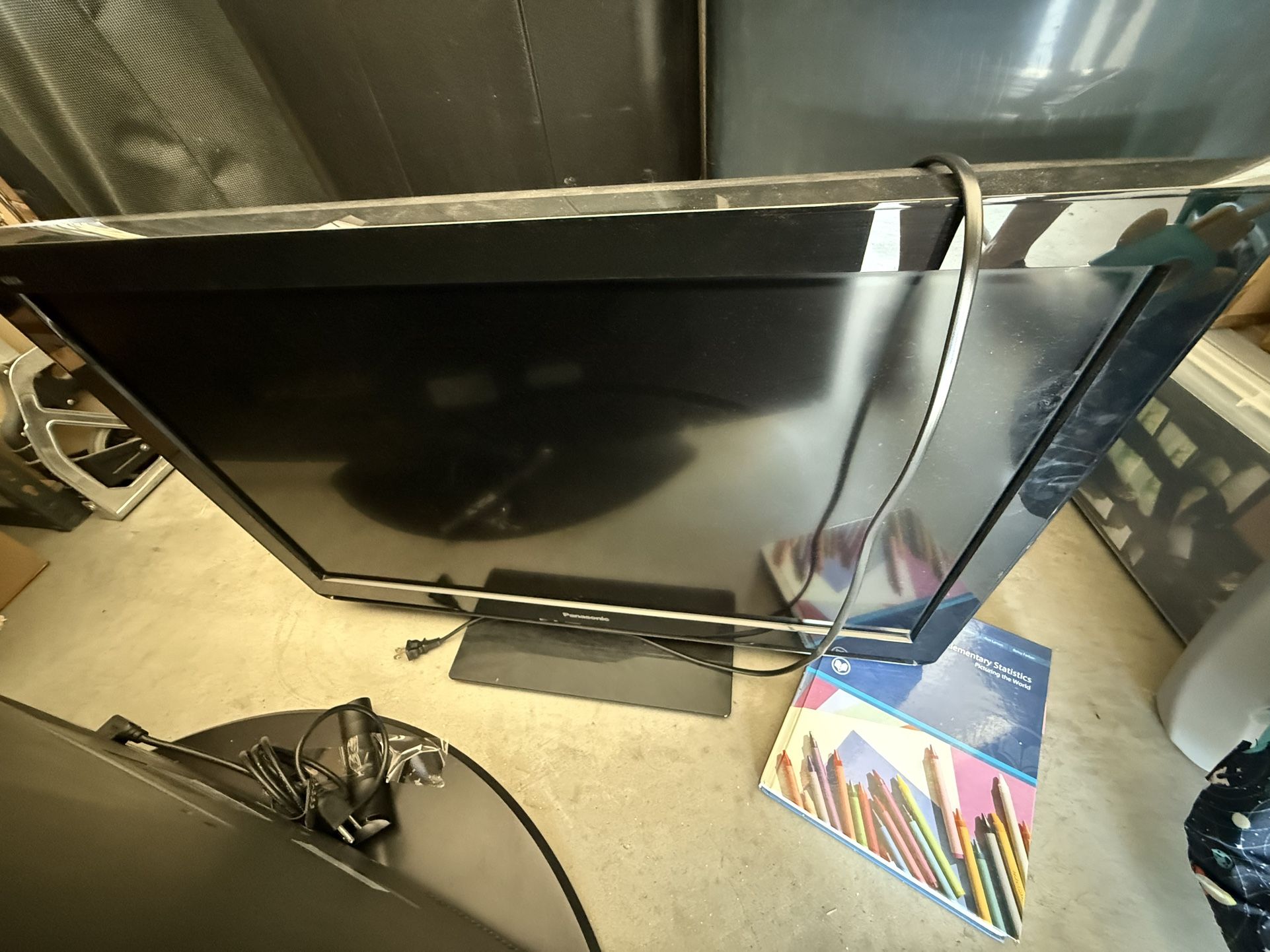 2 Flat Screen TV 