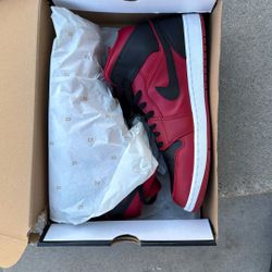 Jordan 1 Mid