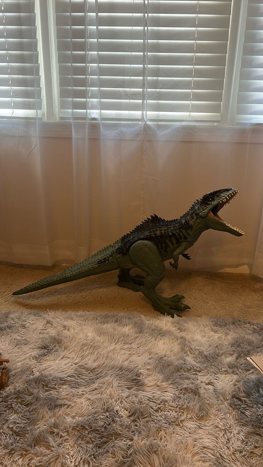 Jurassic World Super Colossal Dinosaur Action Figure, Large Giganotosaurus