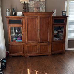Armoire/Entertainment Center