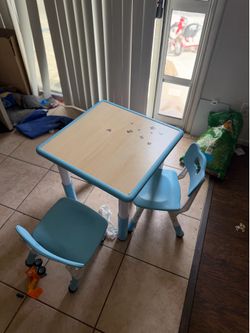 Kids table with two chairs