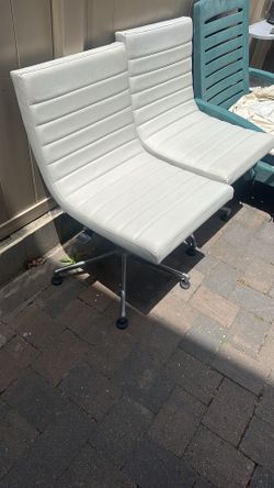 Yes, the chair is 10$