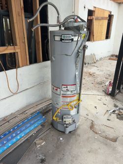 AO Smith 40-Gallon Natural Gas Water Heater – Like New (2021)