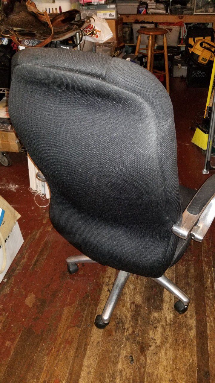 Nice rolling and height adjustable reclining office chair