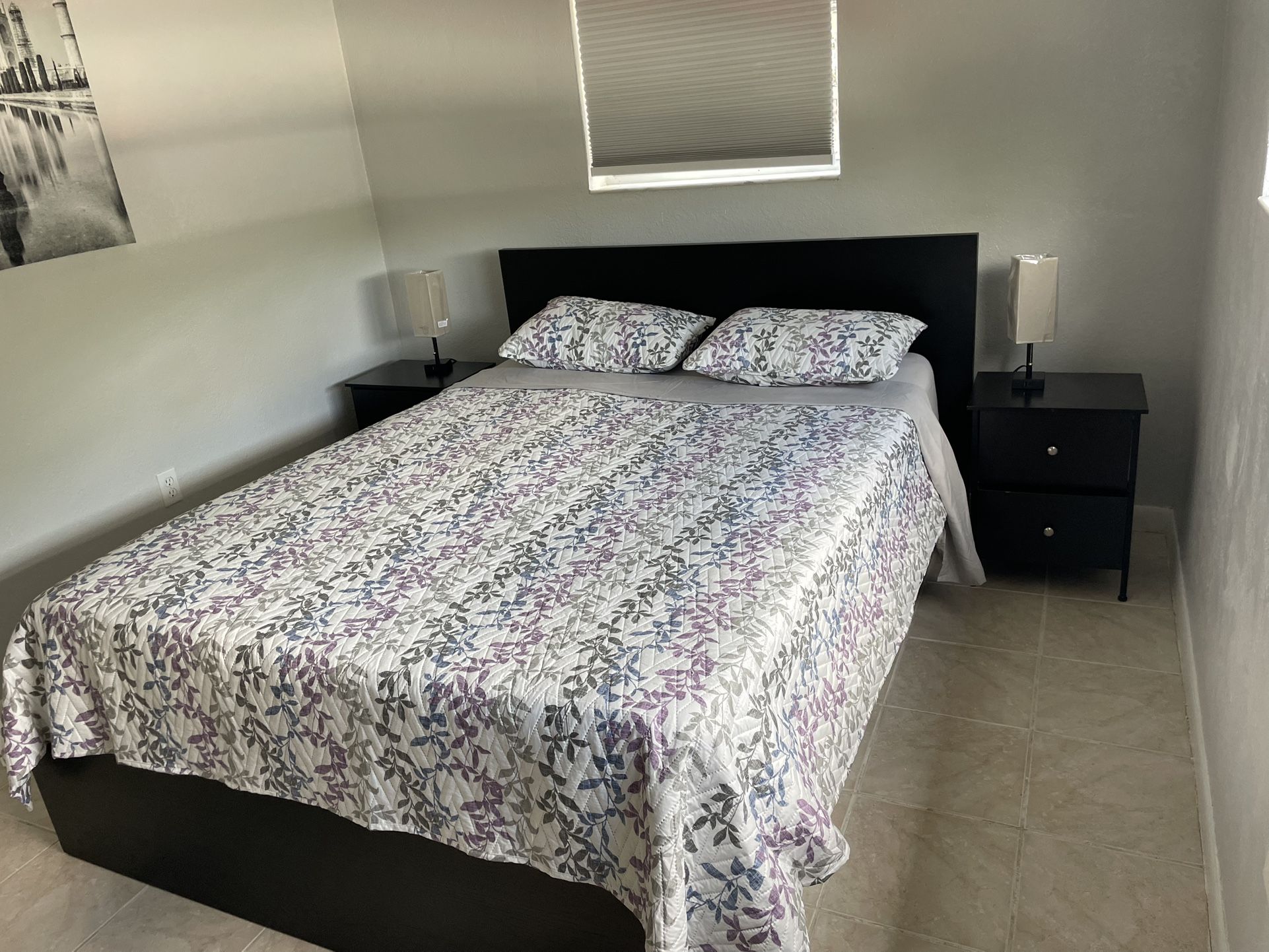 Cama Queen Con Colchón Y Dos Mesitas De Noche