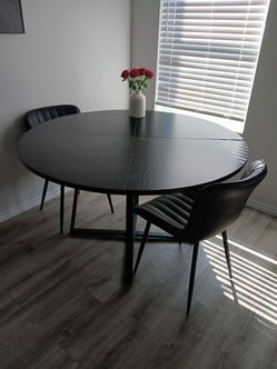Round dining table