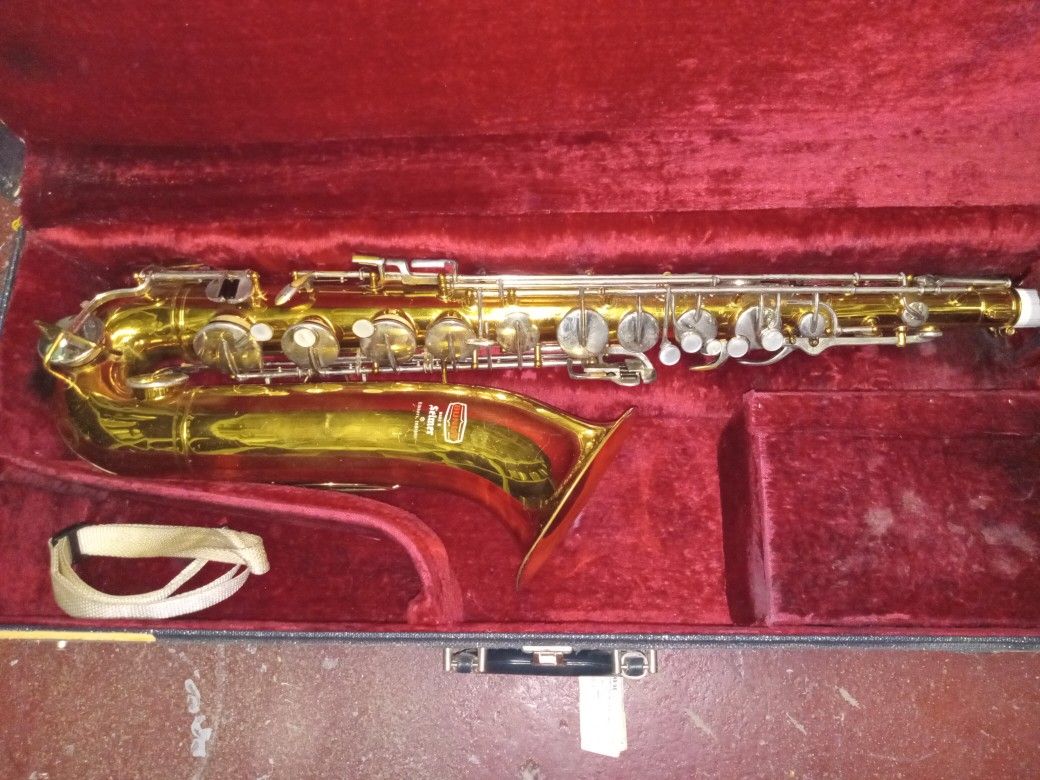 SELMER TENOR SAXAPHONE WITH CASE