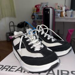 Women’s Tennis Shoes