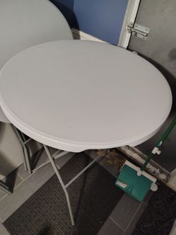 Folding table