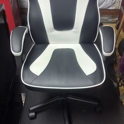 Beautiful 😍 Office / Gaming Chair leather adjustable rolls nice 👍 seat 