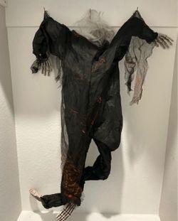 Halloween decor - hanging body