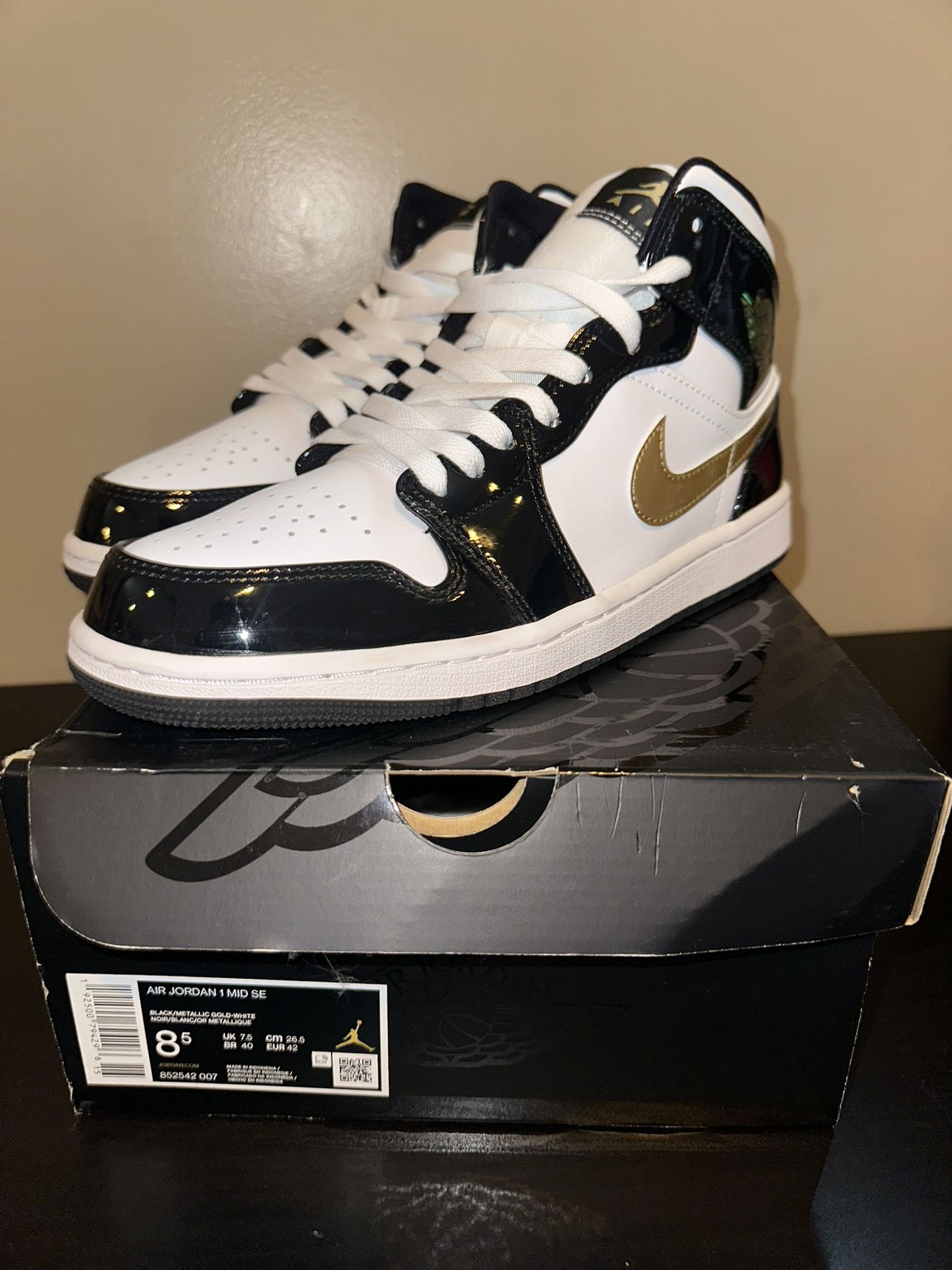 Jordan mid patent black white gold