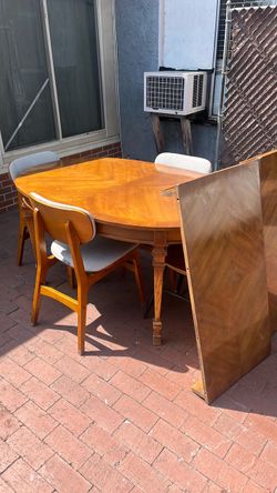 Mesa con 4 sillas y extensiones