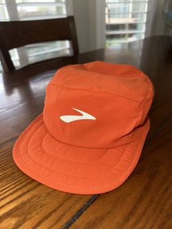 NWOT BROOKS RUNNING HAT