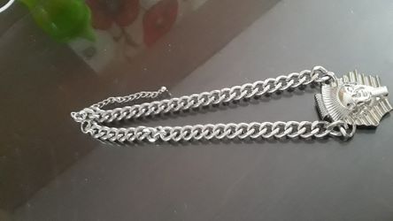 Necklace silver color ,pretty and strong