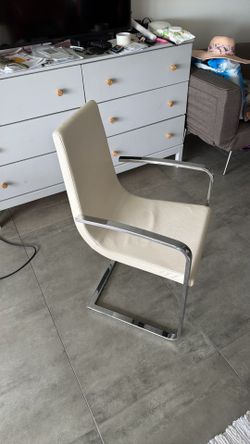4x white leather chairs