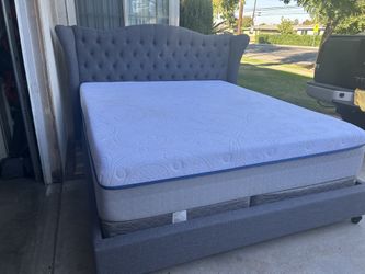 CAMA CALKING SZ DE TELA ACOLCHADA COLOR GRIS CON BOX SPRING Y COLCHON MEMORY FOAM 14” USADA BUENA CONDICIÓN