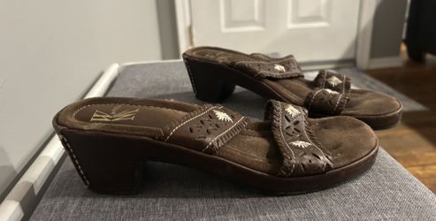 Brown size 7 sandals with white floral detail