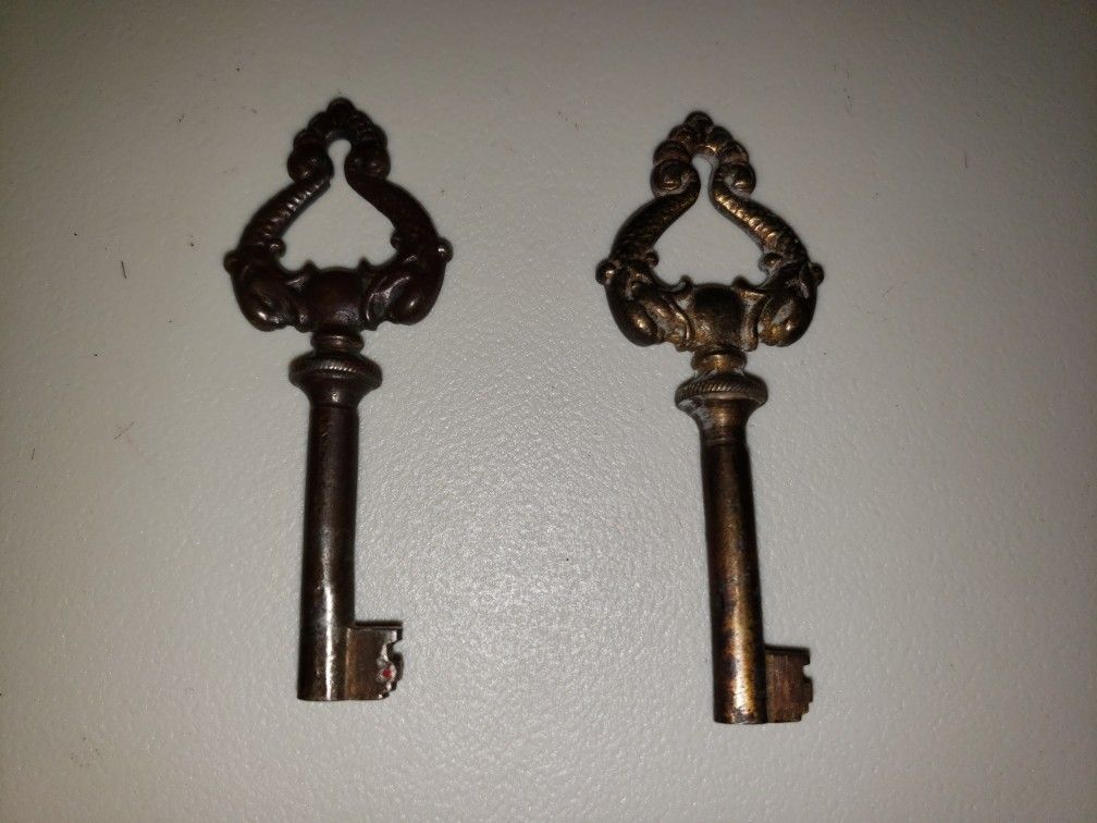 24 Antique Keys