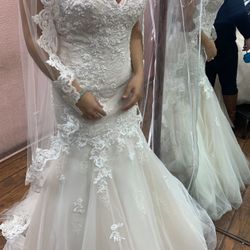 Beautiful wedding dress size 8 never used includes veil