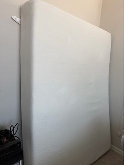 Queen size zinus matress on sale
