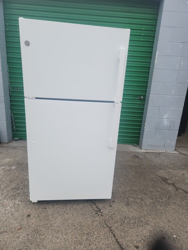 G/E White Refrigerator 