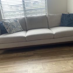 7ft Couch And Pillows