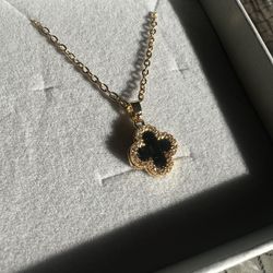 Urglden Black/White Clover Necklace