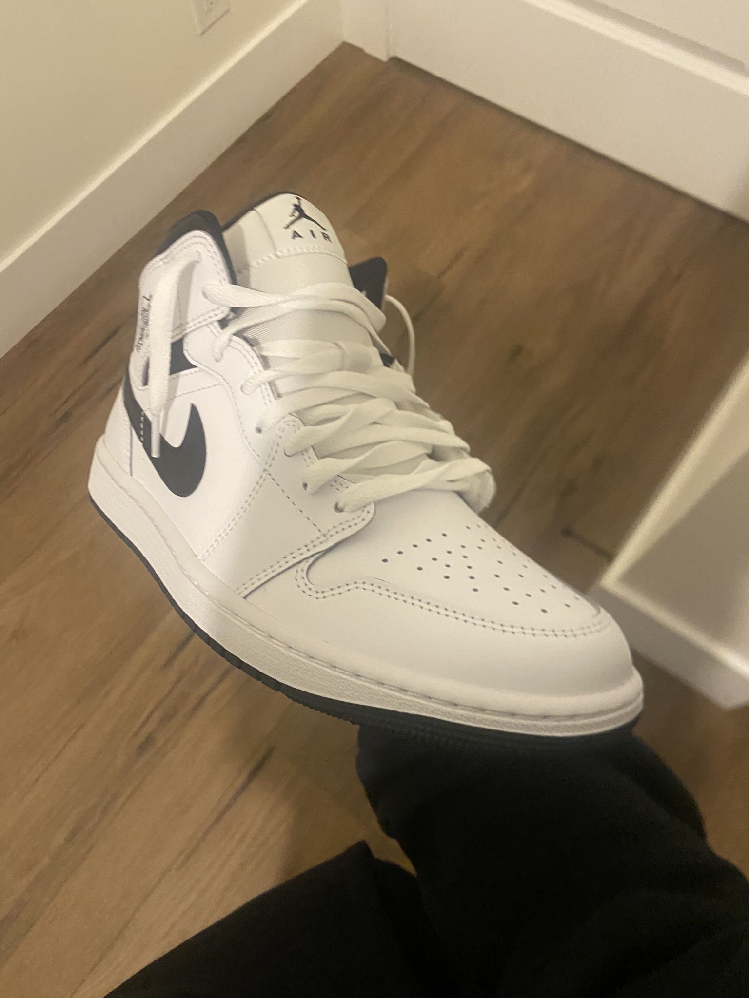 (brand) Air Jordan  (Shoe Name) Air Jordan 1 Mid’s  (color) White/black Blanc/blanc Noir/Noir 