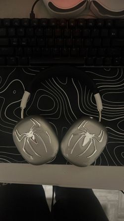 Airpod pro maxes white and silver color way