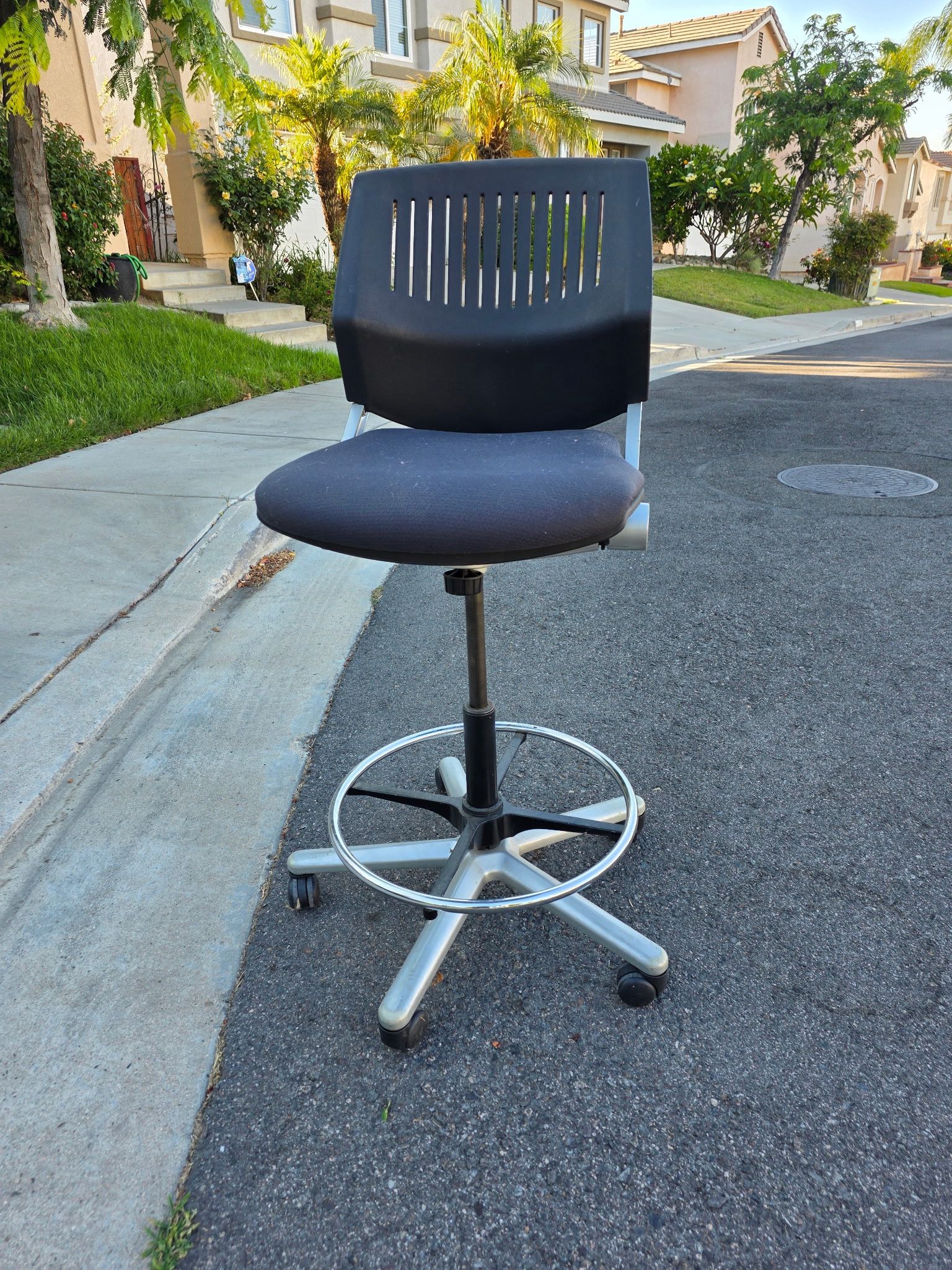 Office Swiveling Chair