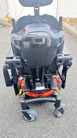 New Quantum J4 Power Wheelchair Tilt & Legs
