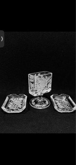 Vintage 1930’s Tiara Indiana Glass  Cigarette Holder & 2 Small Ashtrays. Rare set is in excellent condition . Size: holder is 4” tall, small ashtrays 