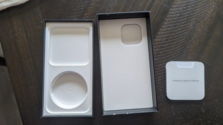 Apple iPhone 13 Pro & 14 Pro boxes/packaging (no phones)