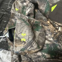 Under Armor/ Reel Tree  Size Large 