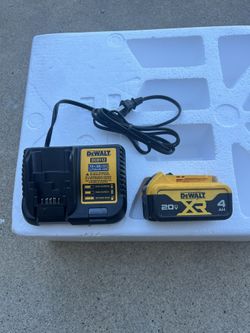 DEWALT 20V MAX Compact Lithium-Ion 4.0Ah Battery Pack with 12V to 20V MAX Charger