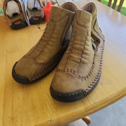 Men's Sz. 8 Hi Top Light Weight Shoes