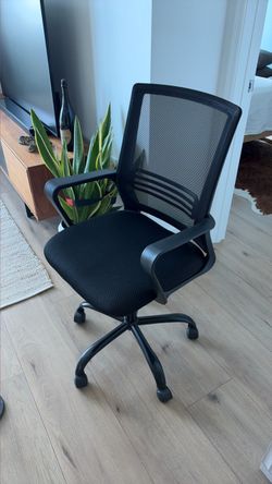 Black Mesh Office Chair with Armrests