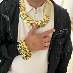 2 kilo necklace almost a kilo bracelet 