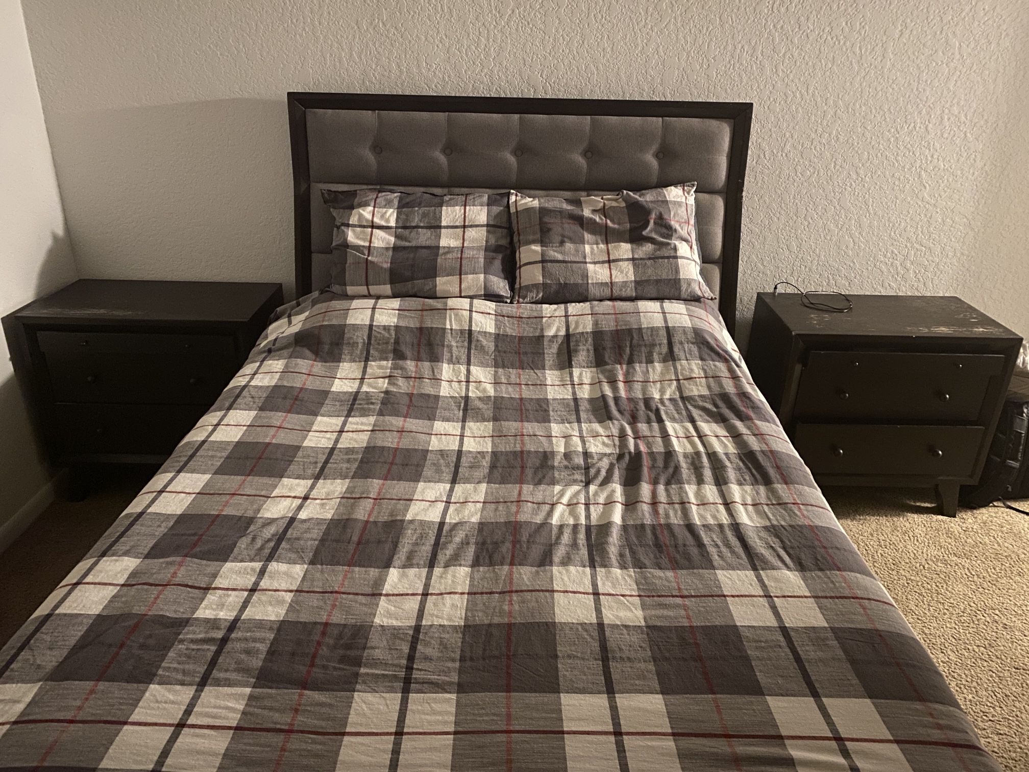 Queen Bed And Nightstands 