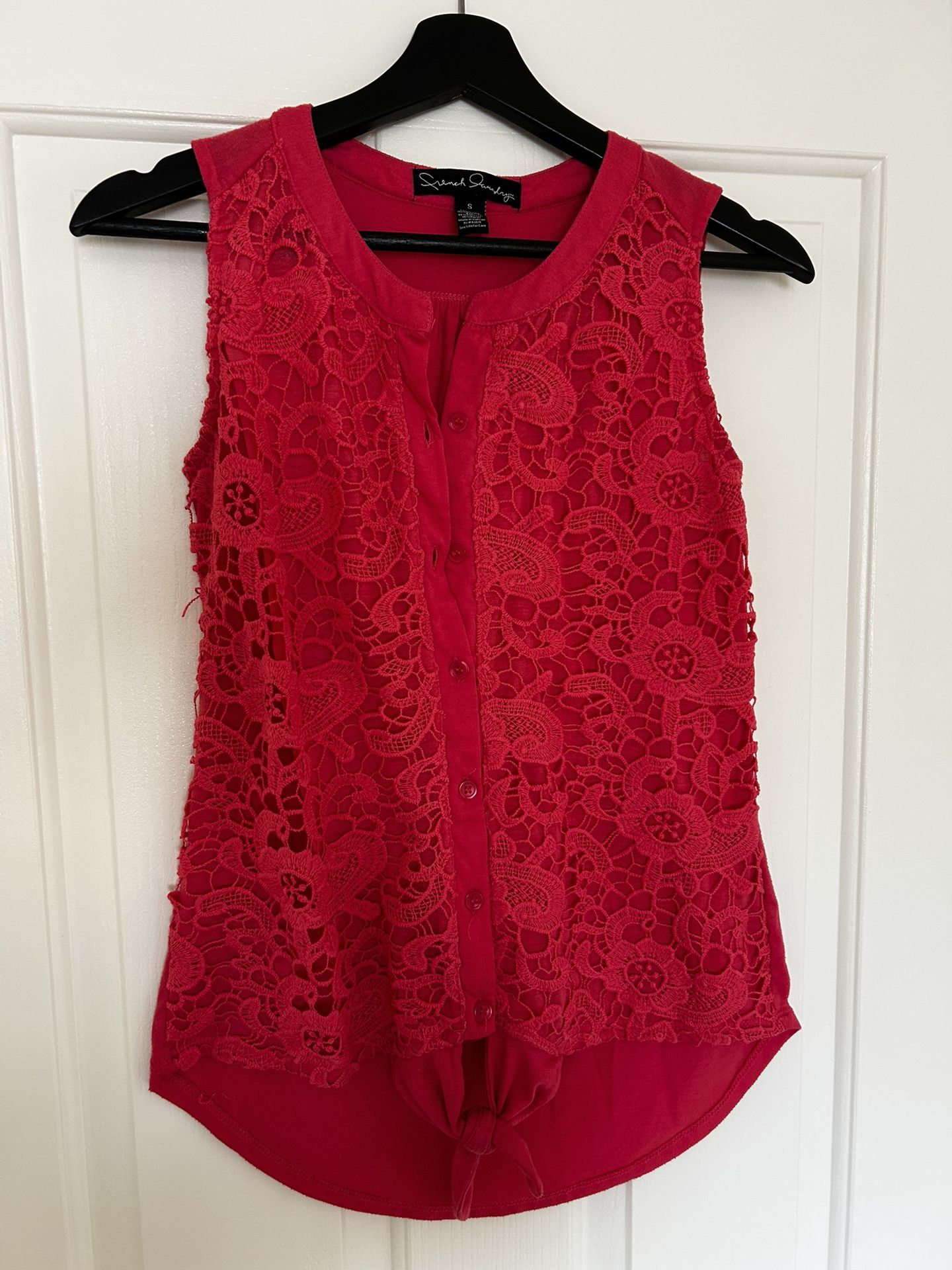 Sleeveless lace top with buttons and knot