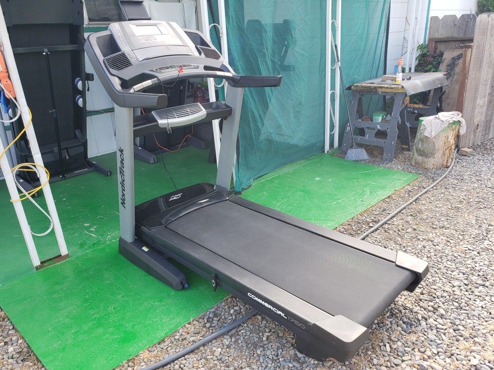 Nordictrack 1750  Interactive Treadmill Flex Deck