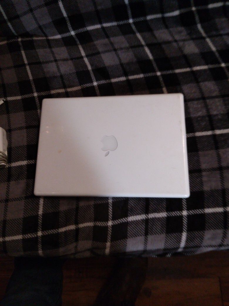 MacBook 2008 Laptop