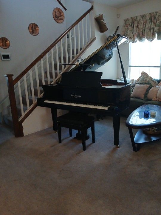 Hallet DAVIS & Co. Mini Piano 