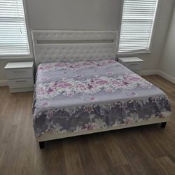 QUEEN SIZE BED AND TWO NIGHTSTANDS  ( MATTRESS NOT INCLUDED) 🆕️ 