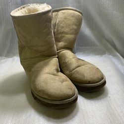 UGG Australia Classic Short Chestnut Boots – Size 8 (S/N 1016223)