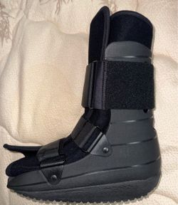 Orthopedic boot medium
